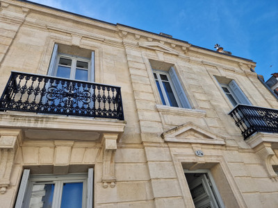 House Bourgeoise with original limestone facade 
11 rooms 