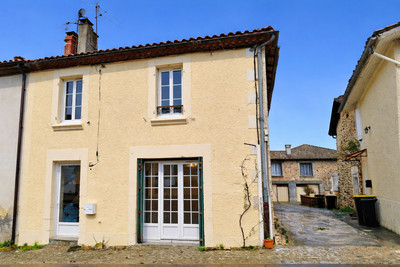 Maison à vendre à Terres-de-Haute-Charente, Charente, Poitou-Charentes, avec Leggett Immobilier