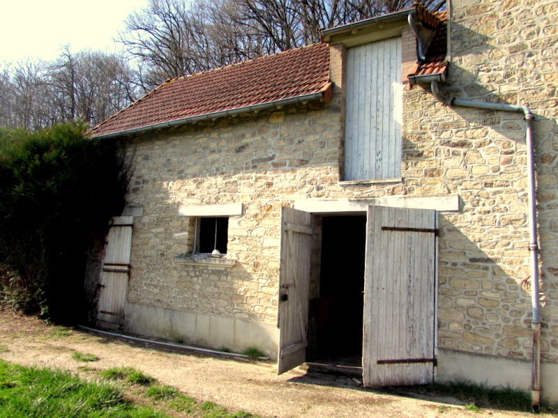 House for sale in La Souterraine Creuse Charming stone property to renovate , attached barn