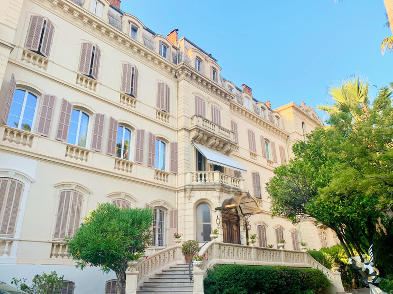 French property for sale in Cannes, Alpes-Maritimes - €1,050,000 - photo 2