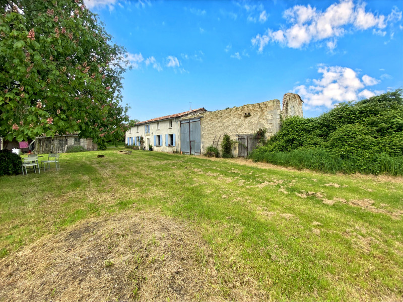 French property for sale in Léoville, Charente-Maritime - €110,000 - photo 2