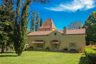 High quality renovation for this luxurious, beautiful family home, set in 8 ha of parkland and orchards