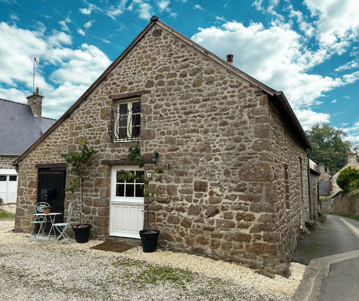 French property for sale in Lassay-les-Châteaux, Mayenne - €138,975 - photo 0