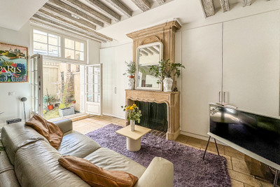 PARIS IV - Notre Dame District  | Characterful 1-2 bed flat with fireplace, exposed beams and a terrace. 