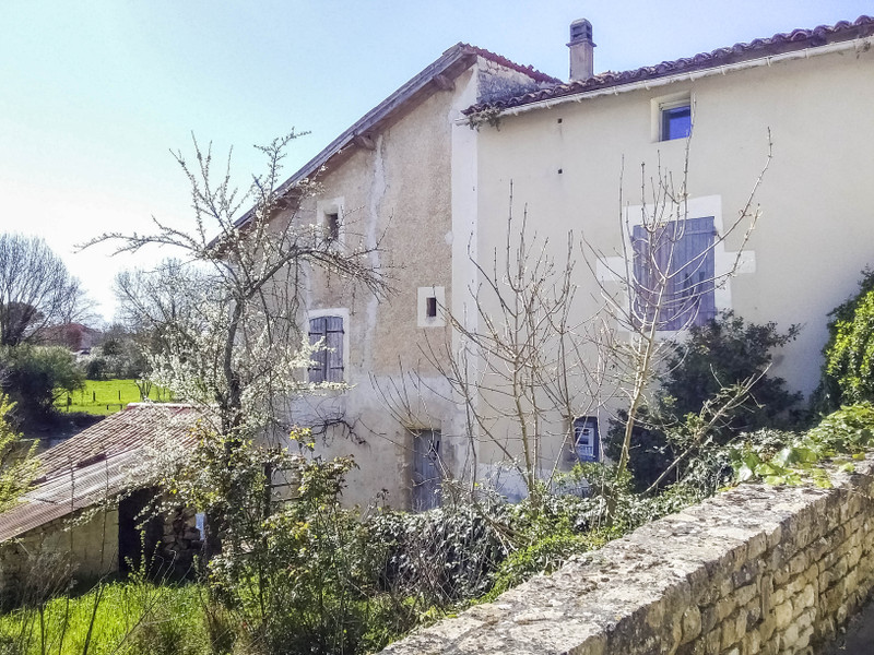 French property for sale in Pamproux, Deux-Sèvres - €70,600 - photo 2