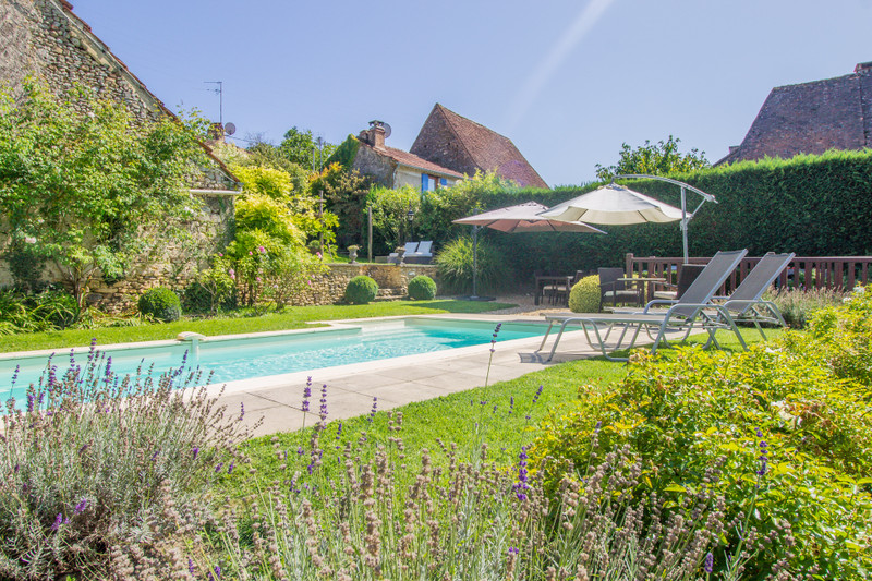 French property for sale in Le Bugue, Dordogne - &#8364;650,000 - photo 2