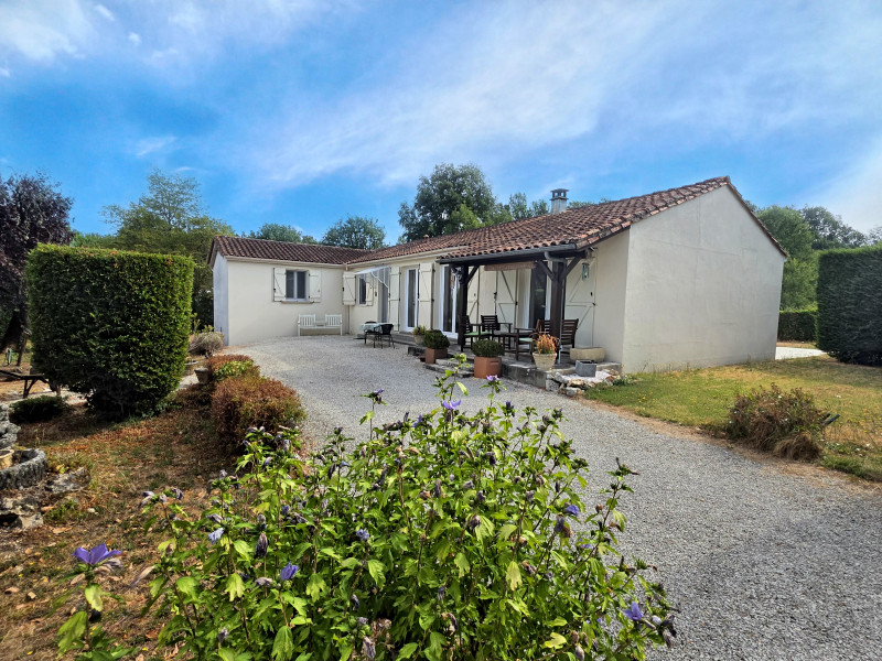 French property for sale in Vouzan, Charente - €266,000 - photo 0