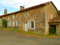 Maison à vendre à Benest, Charente - 27 000 € - photo 1
