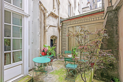 PARIS IV - Notre Dame District  | Characterful 1-2 bed flat with fireplace, exposed beams and a terrace. 