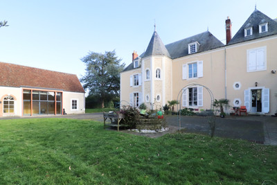 Chateau à vendre à Sceaux-sur-Huisne, Sarthe, Pays de la Loire, avec Leggett Immobilier