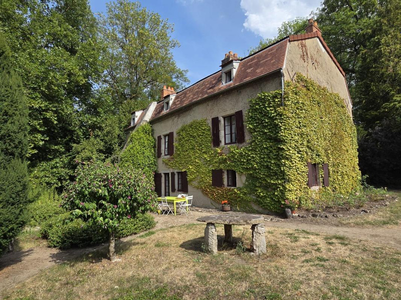 French property for sale in Monteignet-sur-l'Andelot, Allier - €360,000 - photo 0