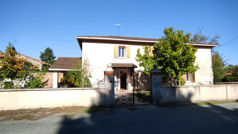Maison à vendre à Nanteuil-en-Vallée, Charente - 214 000 € - photo 1