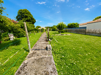 French property for sale in Saint-Sulpice-de-Royan, Charente-Maritime - €381,600 - photo 2
