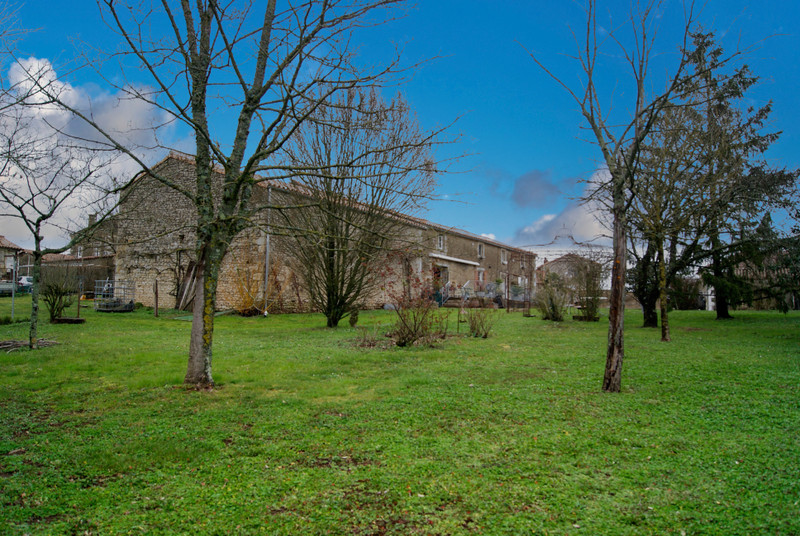French property for sale in Ardin, Deux-Sèvres - &#8364;339,200 - photo 2