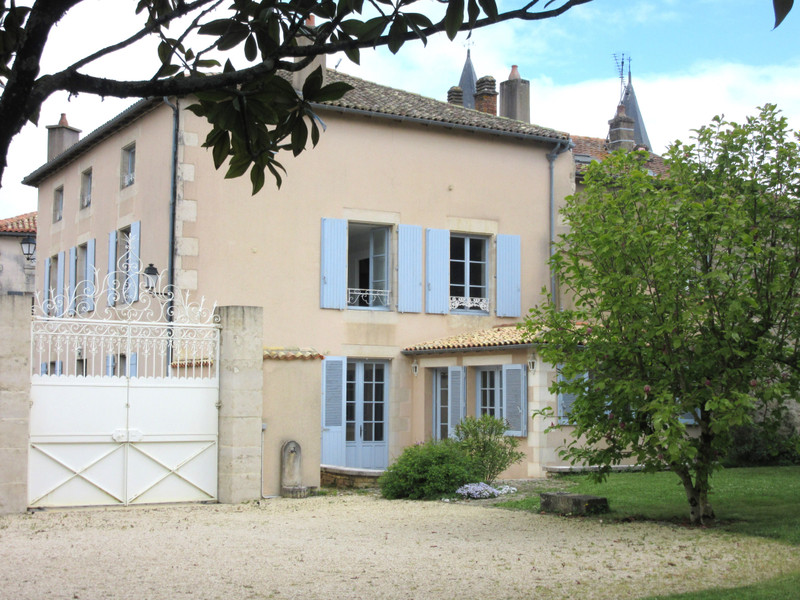 Vente Maison 293m² 8 Pièces à Valence-en-Poitou (86700) - Leggett Immobilier