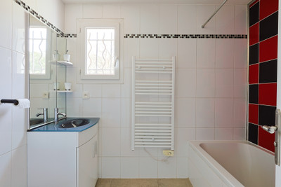 French property for sale in Les Arcs, Var - €550,000 - photo 9