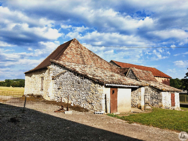 House for sale in Beaumontois en Périgord Dordogne Farmhouse to renovate with agricultural