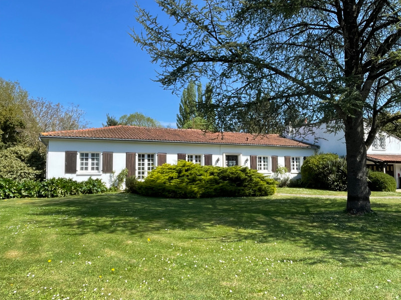 Maison à vendre à Aigre, Charente - 325.000 € - photo 1