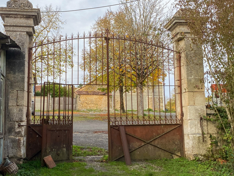 French property for sale in Beaulieu-sur-Sonnette, Charente - €50,000 - photo 4