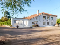 Maison à vendre à Chassenon, Charente - 288.000 € - photo 1