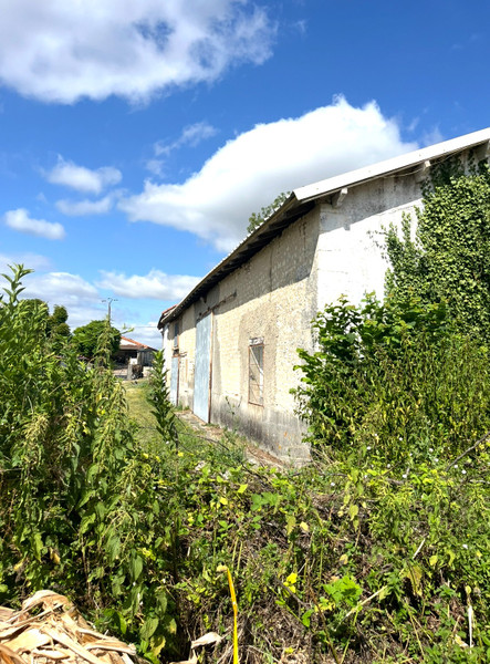 Grange à vendre à Bellevigne, Charente - 41.600 € - photo 1 Grange à vendre à Bellevigne, Charente - 41.600 € - photo 1