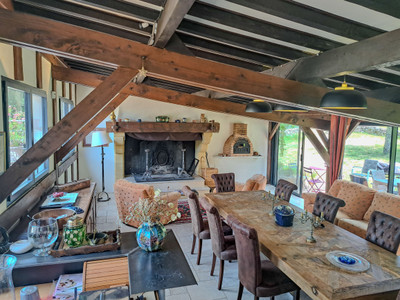 Charming Retreat: Spacious Suites, Renovated Barn with Pizza Oven, Close to City Center