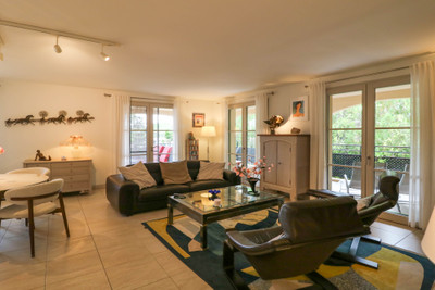 2 bed apartment (113 m²) with terrace and garage in an outstanding new build residence with pool in Uzès.