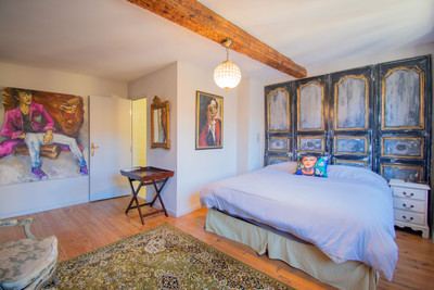 Character house with 12 rooms, 6 ensuite bedrooms in the town of Quillan, Aude.