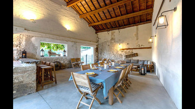 Full of character, renovated mas, with swimming pool, located between Saint-Rémy-de-Provence and Avignon TGV.