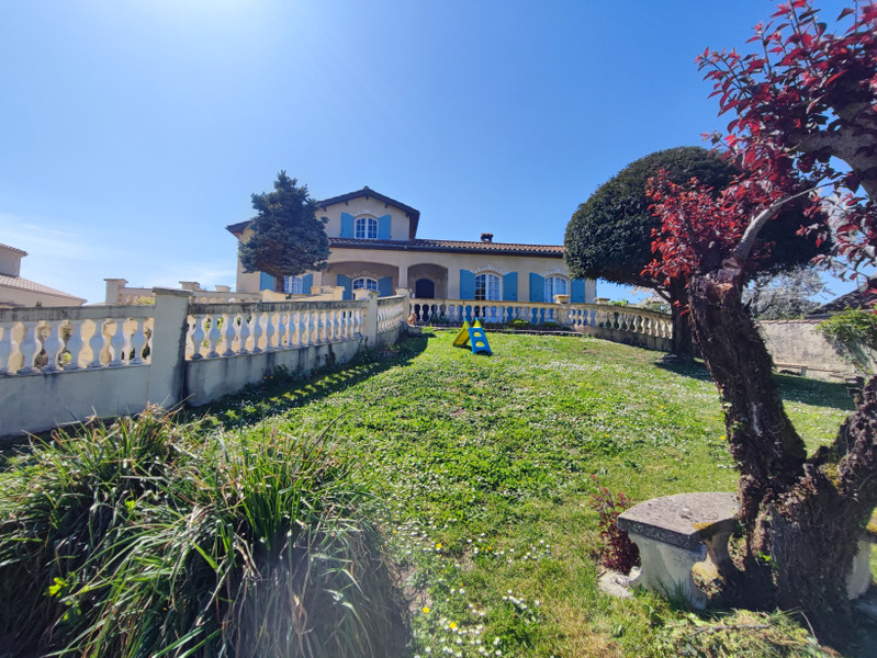 French property for sale in Roullet-Saint-Estèphe, Charente - €275,600 - photo 2
