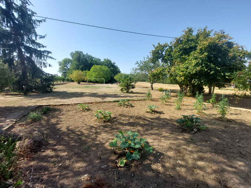 French property for sale in Vouzan, Charente - €265,000 - photo 3