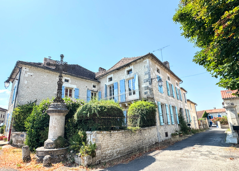 Propriété à vendre à Salles-Lavalette, Charente - 375 000 €