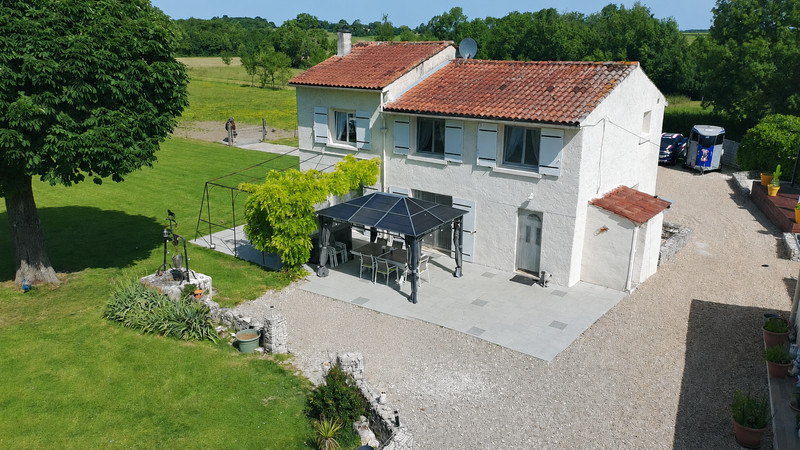 French property for sale in Nantillé, Charente-Maritime - €499,999 - photo 0