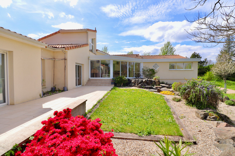 Maison à vendre à Montembœuf, Charente - 574.000 € - photo 1