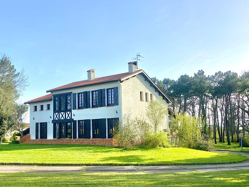 House for sale in Varennes Stunning 6/7 bedroom house situated in 13676m of