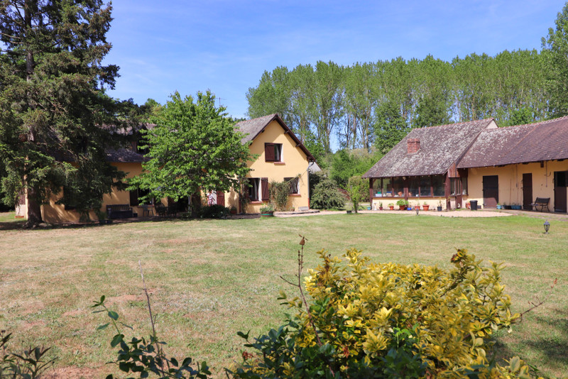 Maison à vendre à Pontvallain, Sarthe - 360 400 € - photo 1