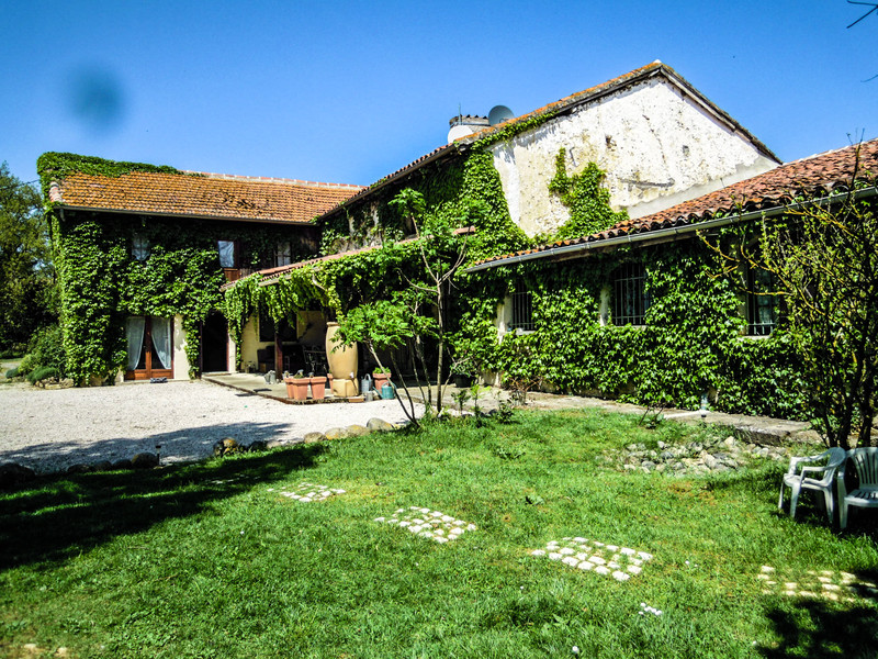 House for sale in Montesquiou Gers Excellent Gascon 4 bed farmhouse
