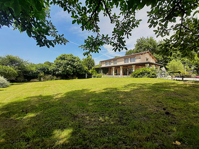 Maison à vendre à Bertric-Burée, Dordogne, Aquitaine, avec Leggett Immobilier