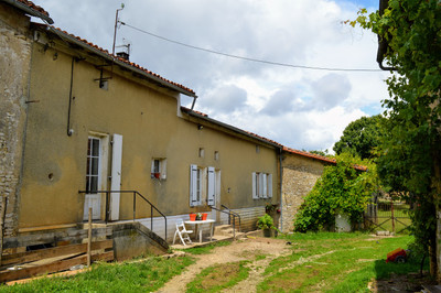 Maison à vendre à Saint-Ciers-sur-Bonnieure, Charente, Poitou-Charentes, avec Leggett Immobilier