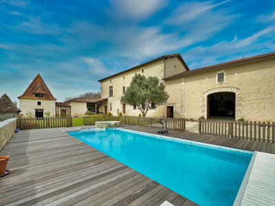 Magnificent 16th century logis, completely renovated. 4 bedrooms, swimming pool & jacuzzi. Exceptional views.