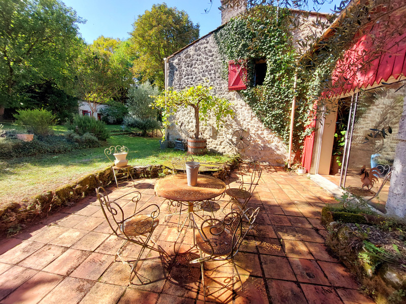 Maison à vendre à Angoulême, Charente - 499.000 € - photo 1