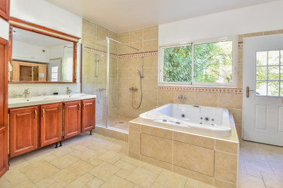 Beautiful bourgeoise 1850's mansion in the Mansart style, offering about 352m2 living space and 5713 m2 garden