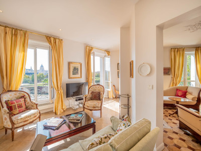 Paris 75004 - Ile Saint Louis - luxurious 1 bedroom 86 sqm. Prestigious address, luminous, calm and south oriented.  4th French floor with gardien and elevator of an haussmannian well maintained building, in the heart of the most exquisite district of Ile Saint Louis/Notre Dame.