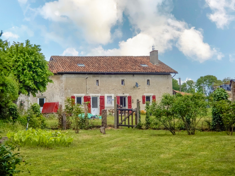 Maison à vendre à Massignac, Charente - 189 000 € - photo 1