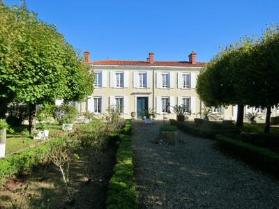 Maison à vendre à Bernay-Saint-Martin, Charente-Maritime, Poitou-Charentes, avec Leggett Immobilier