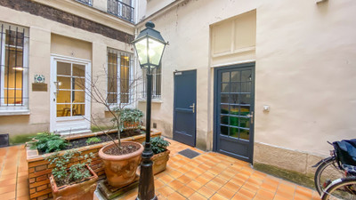 Paris 4th - Rue Saint Antoine - Charming 3 bedroom duplex,  122 m², in the heart of the  Marais 