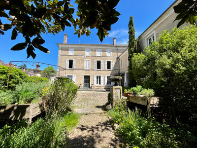 Maison à vendre à Javerlhac-et-la-Chapelle-Saint-Robert, Dordogne, Aquitaine, avec Leggett Immobilier