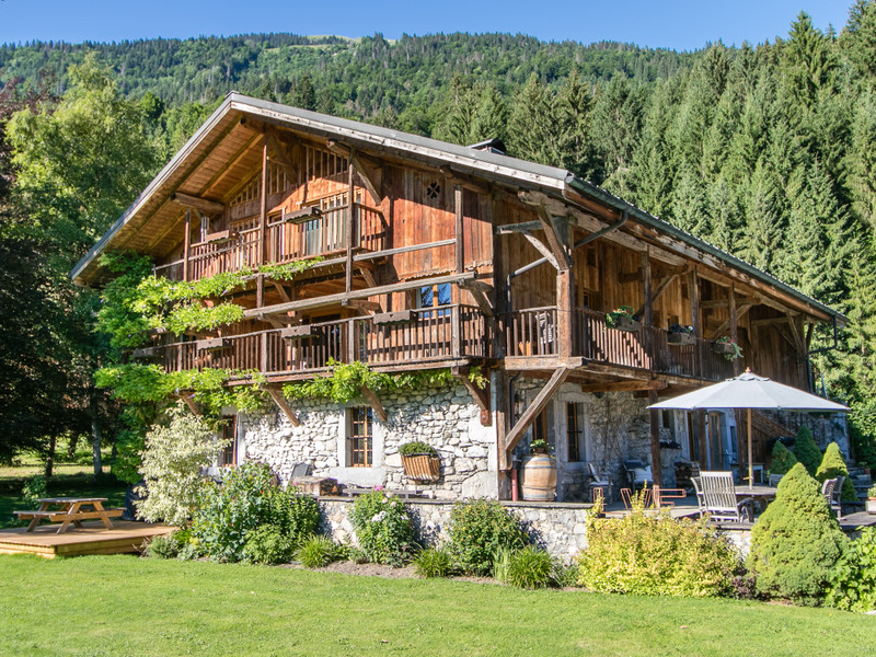 Chalet à vendre à Samoëns, Haute-Savoie - 1 750 000 € - photo 1 Chalet à vendre à Samoëns, Haute-Savoie - 1 750 000 € - photo 1