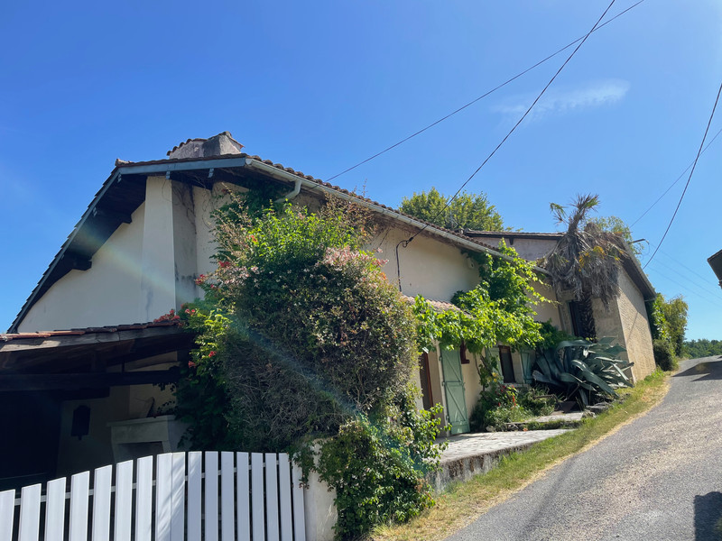 French property for sale in Les Essards, Charente - €285,000 - photo 1