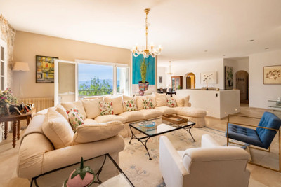 French property for sale in Nice, Alpes-Maritimes - €1,650,000 - photo 2
